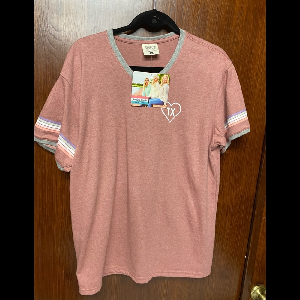 Jadelynn Brooke casual woman’s tee Size M